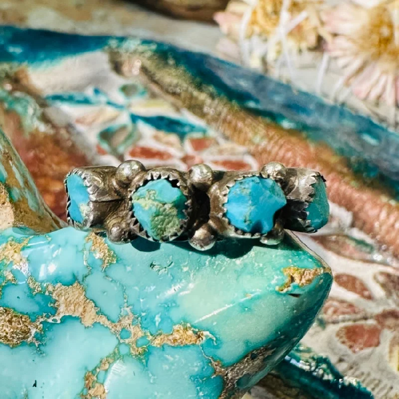 women's designer rings -Vintage Rustic Zuni Sterling Silver Turquoise Row Ring Size 6