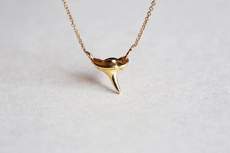 women's eco-friendly necklaces -Dainty Gold Shark Tooth Necklace